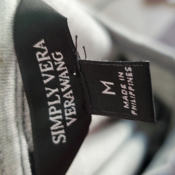 EUC! Simply Vera Wang raised rose tshirt - Picture 8 of 9